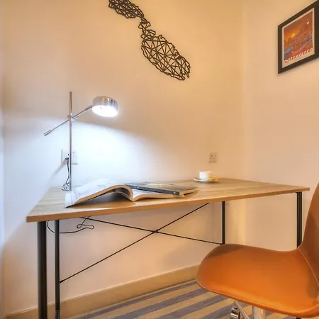 Centrally Located And Tastefully Furnished One Bedroom Ckni1-1 *