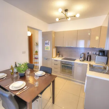 Centrally Located And Tastefully Furnished One Bedroom Ckni1-1 * Gzira