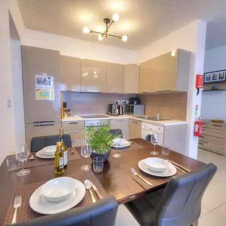 Апартаменты Centrally Located And Tastefully Furnished One Bedroom Ckni1-1