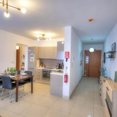 Апартаменты Centrally Located And Tastefully Furnished One Bedroom Ckni1-1