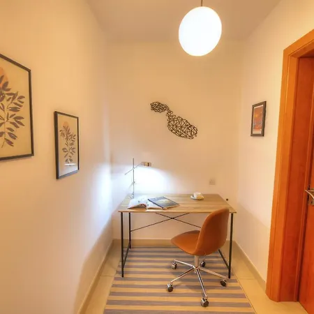 Apartment Centrally Located And Tastefully Furnished One Bedroom Ckni1-1 *